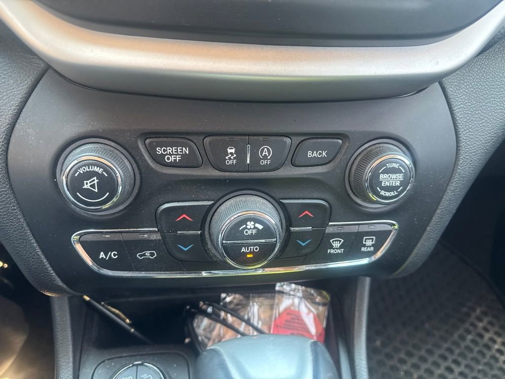 Used 2016 Jeep Cherokee Trailhawk w/ Comfort/Convenience Group AWD/4WD image 12