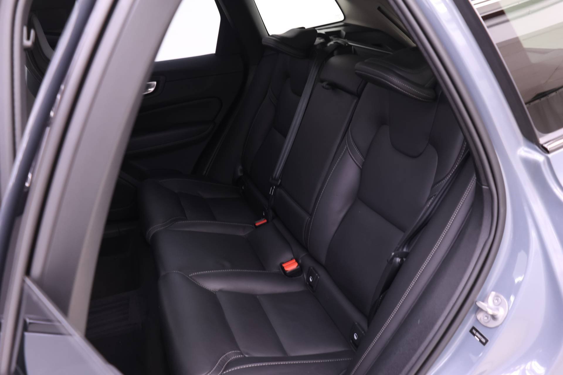 Certified 2024 Volvo XC60 B5 Ultimate w/ Protection Package Premier image 13