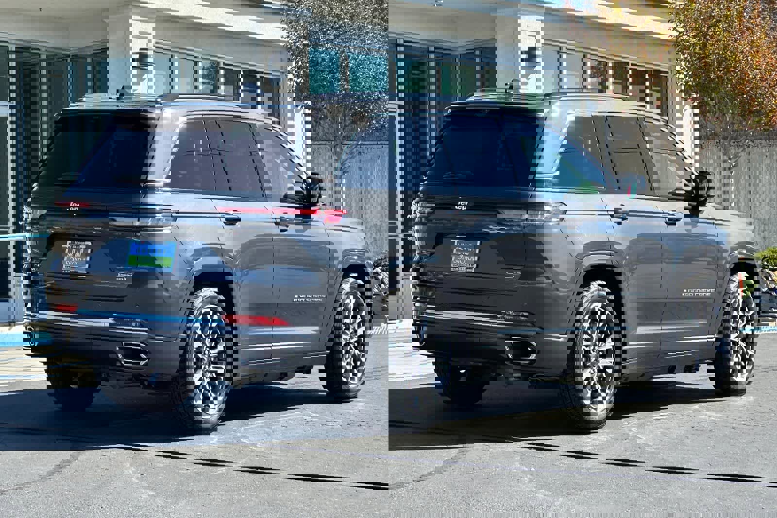 Used 2022 Jeep Grand Cherokee Overland w/ Advanced Protech Group III image 4