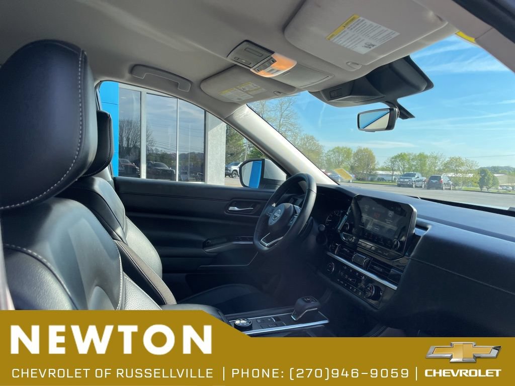 Used 2025 Nissan Pathfinder SL AWD/4WD image 29