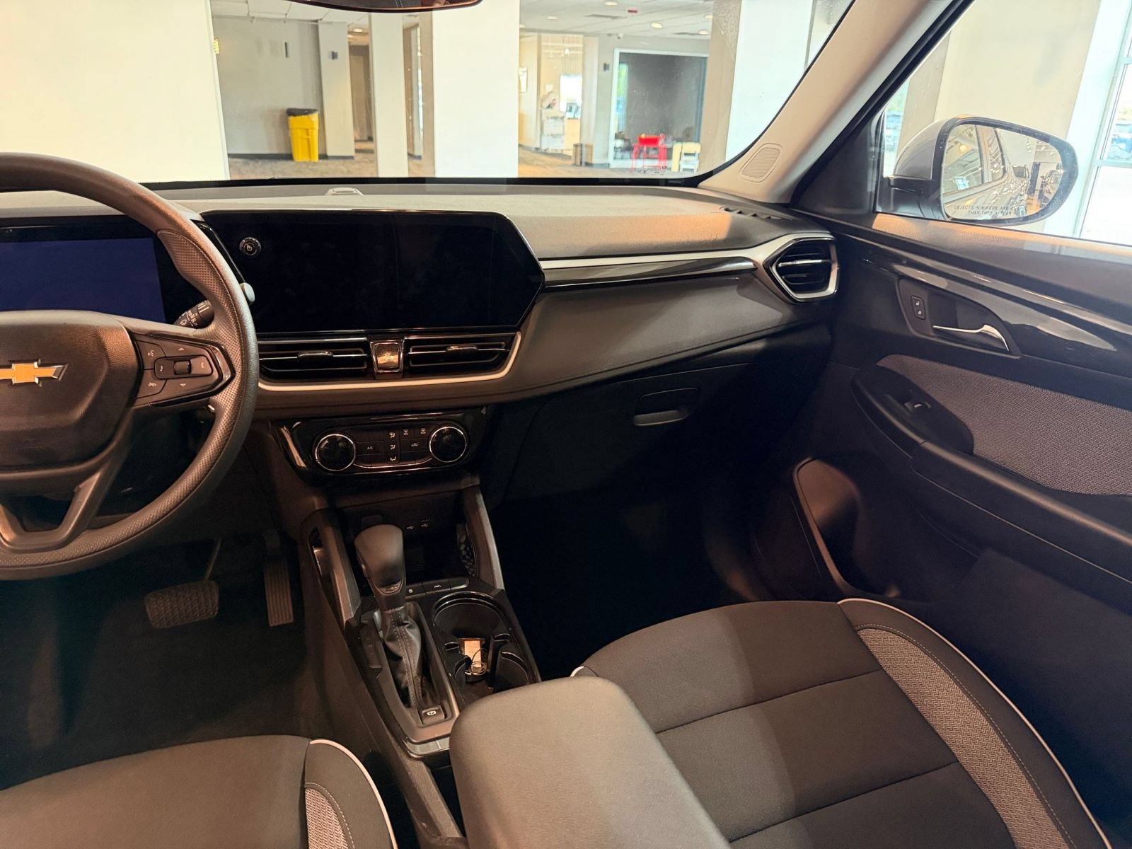 Used 2025 Chevrolet TrailBlazer LT FWD image 34