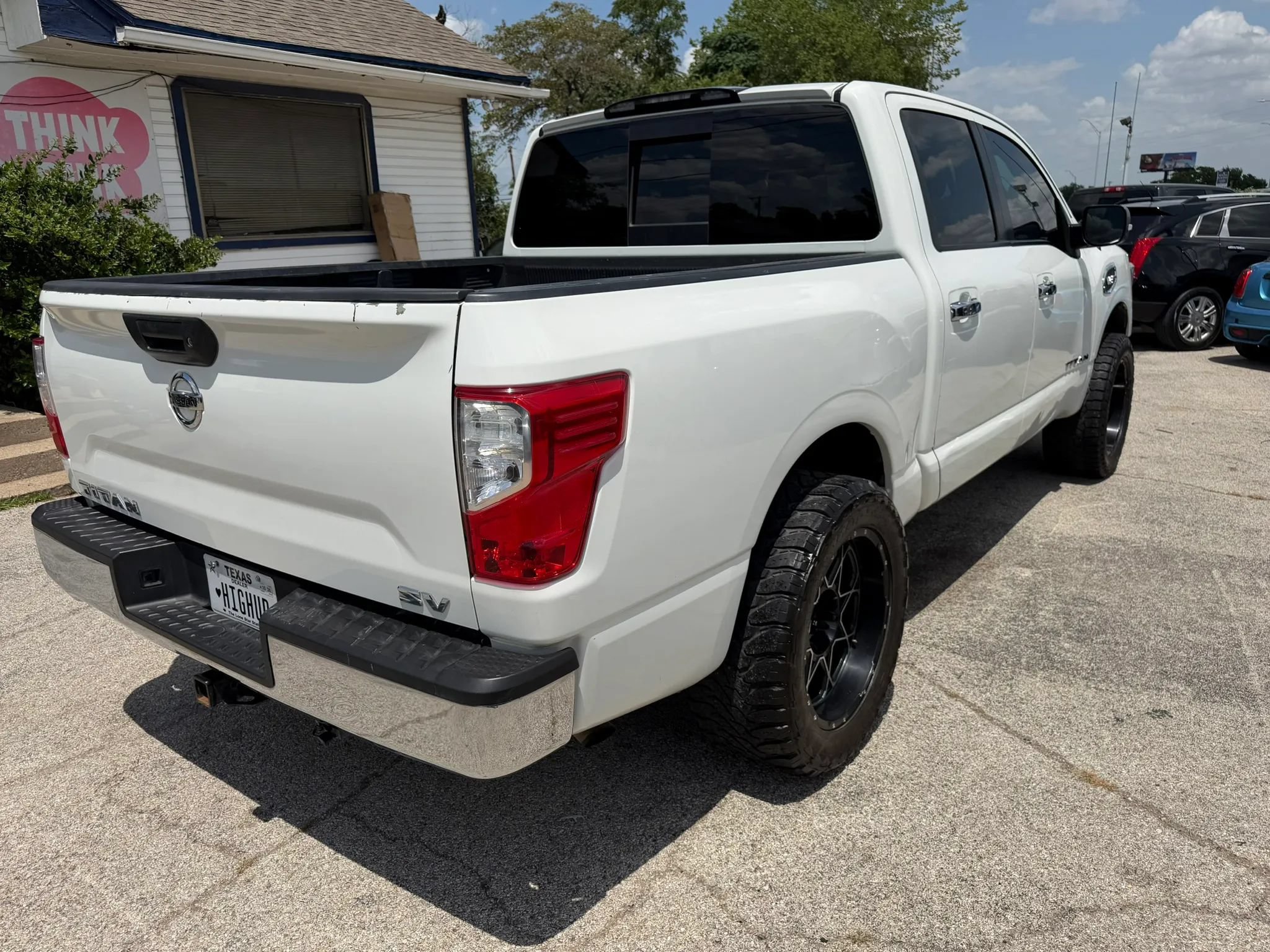 Used 2017 Nissan Titan SV RWD image 4
