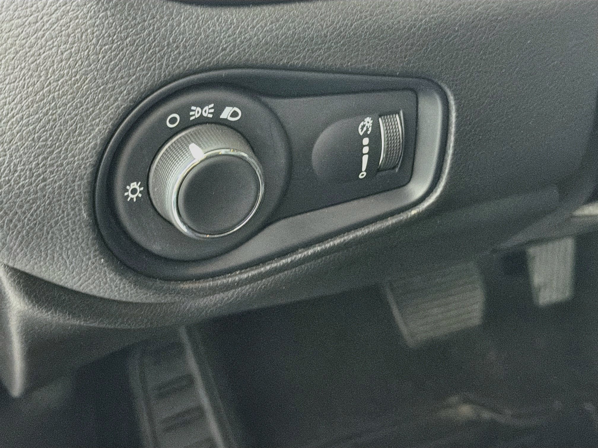 Used 2023 Jeep Renegade Latitude AWD/4WD image 17