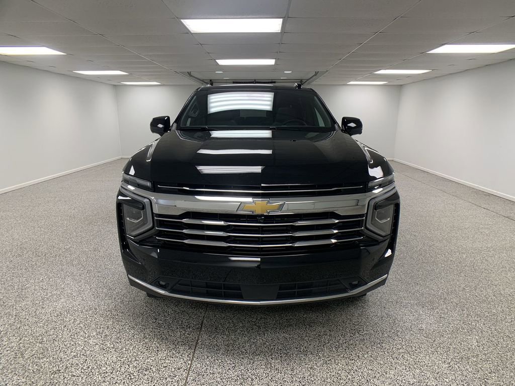 Used 2025 Chevrolet Suburban LT w/ Comfort Package AWD/4WD image 3