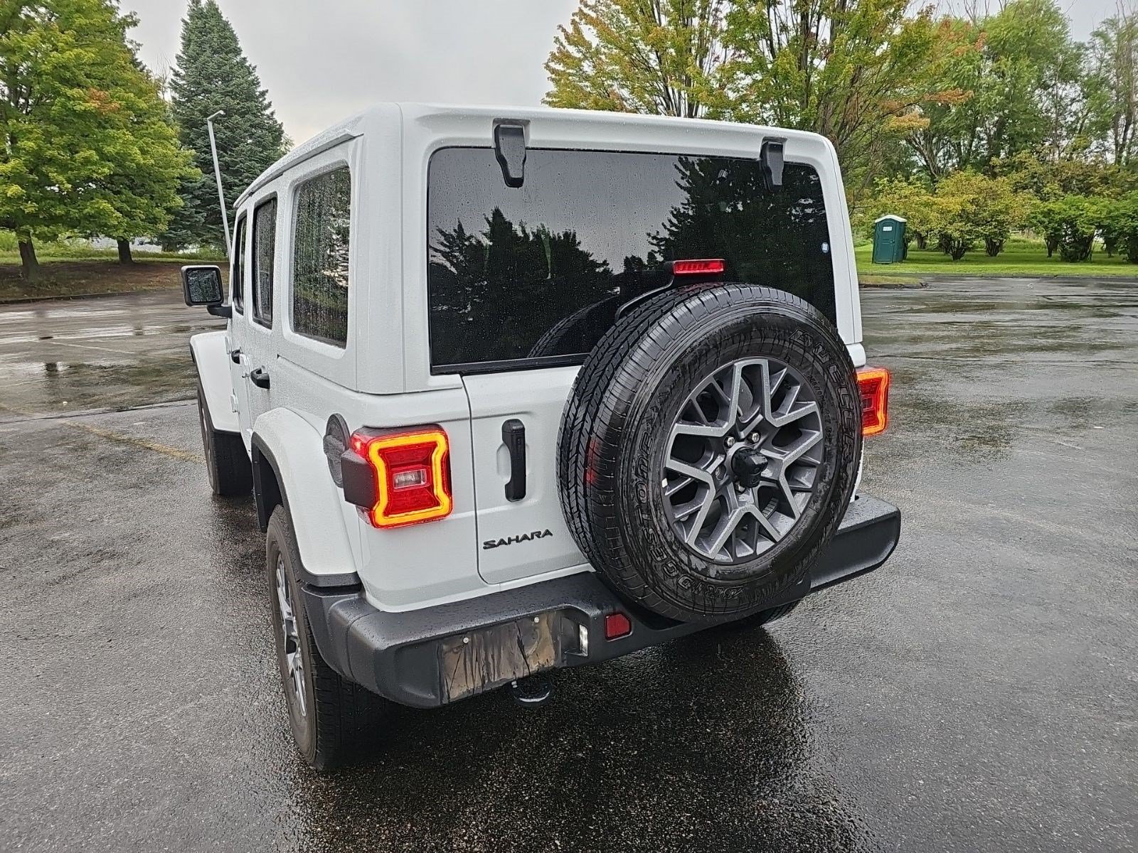 Used 2025 Jeep Wrangler Unlimited Sahara AWD/4WD image 3