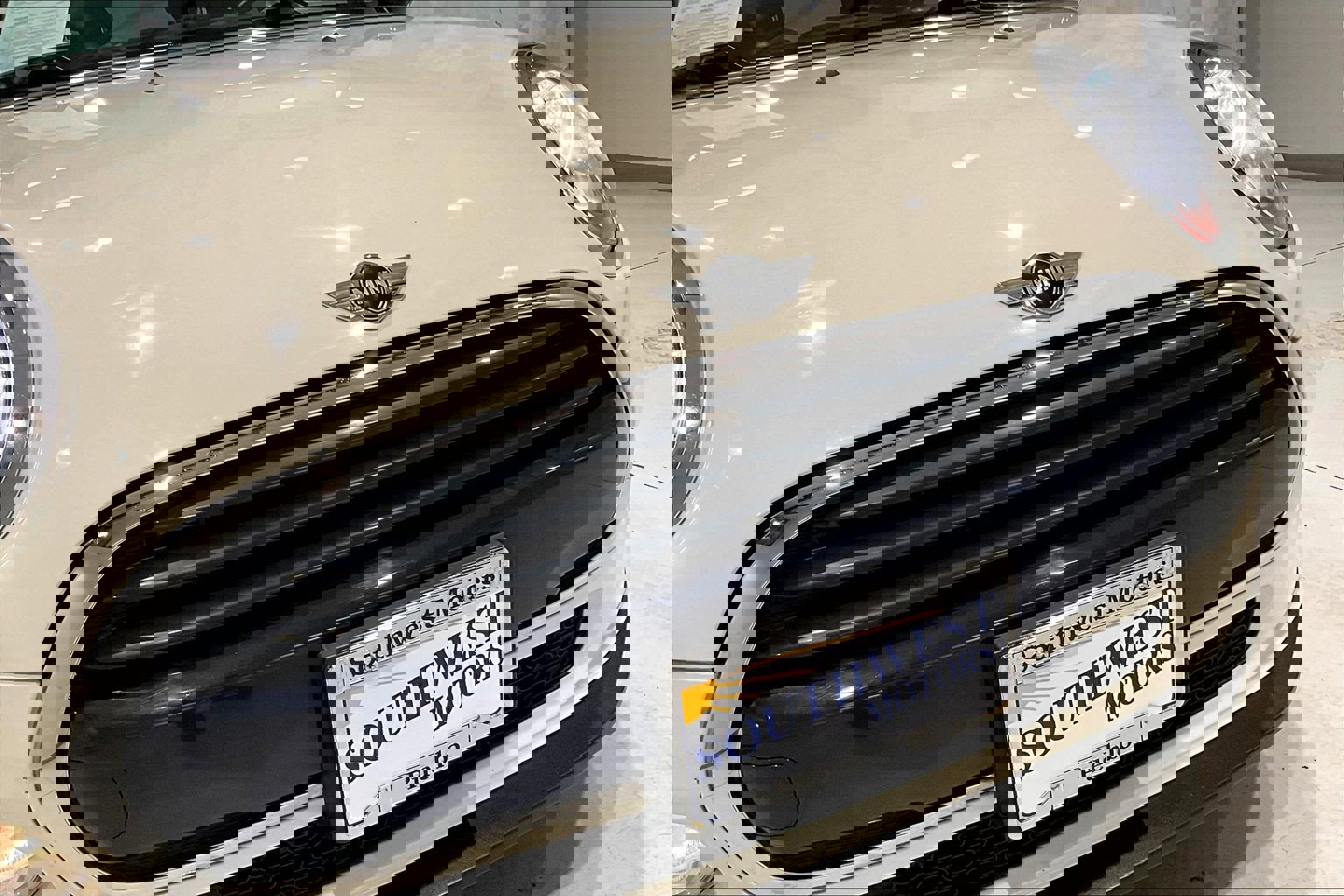 Used 2018 MINI Cooper 2-Door Hardtop w/ Premium Package image 31