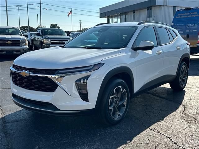 Used 2025 Chevrolet Trax LT w/ Driver Confidence Package FWD image 5