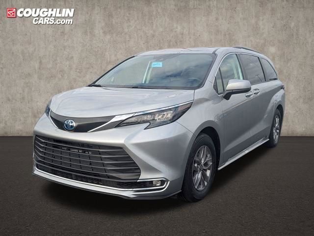 Used 2024 Toyota Sienna XLE w/ XLE Plus Package image 3