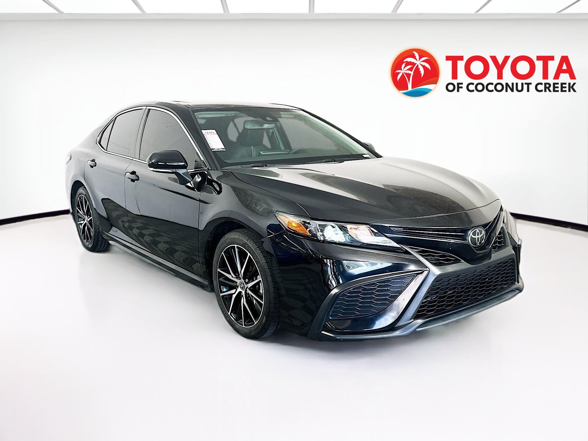 Used 2023 Toyota Camry SE w/ Cold Weather Package FWD image 1