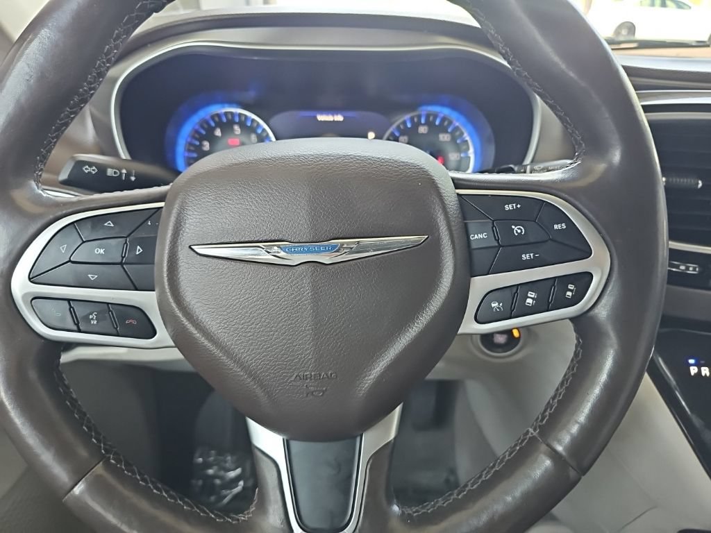Used 2018 Chrysler Pacifica Touring-L Plus w/ Advanced Safetytec Group FWD image 21