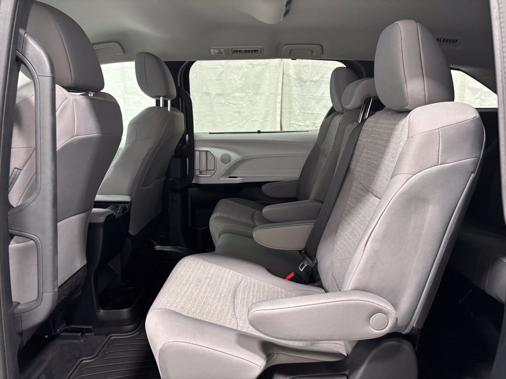 Used 2026 Toyota Sienna LE FWD image 48