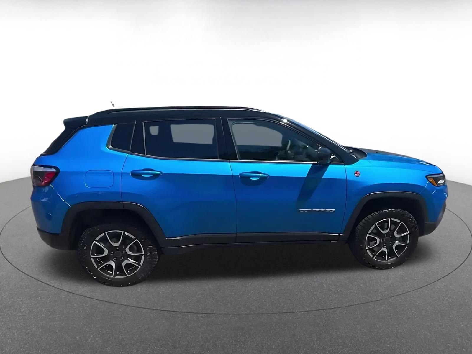 Used 2025 Jeep Compass Trailhawk AWD/4WD image 16