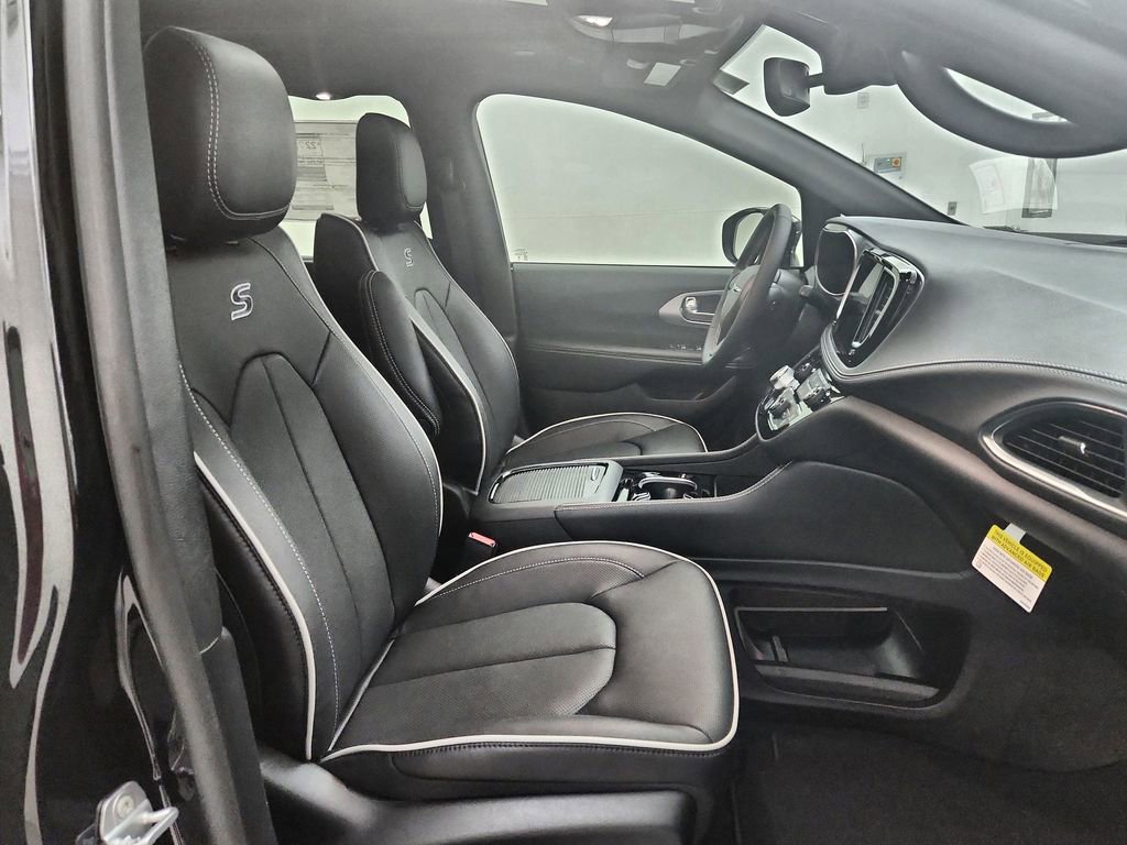 New 2026 Chrysler Pacifica Limited image 35