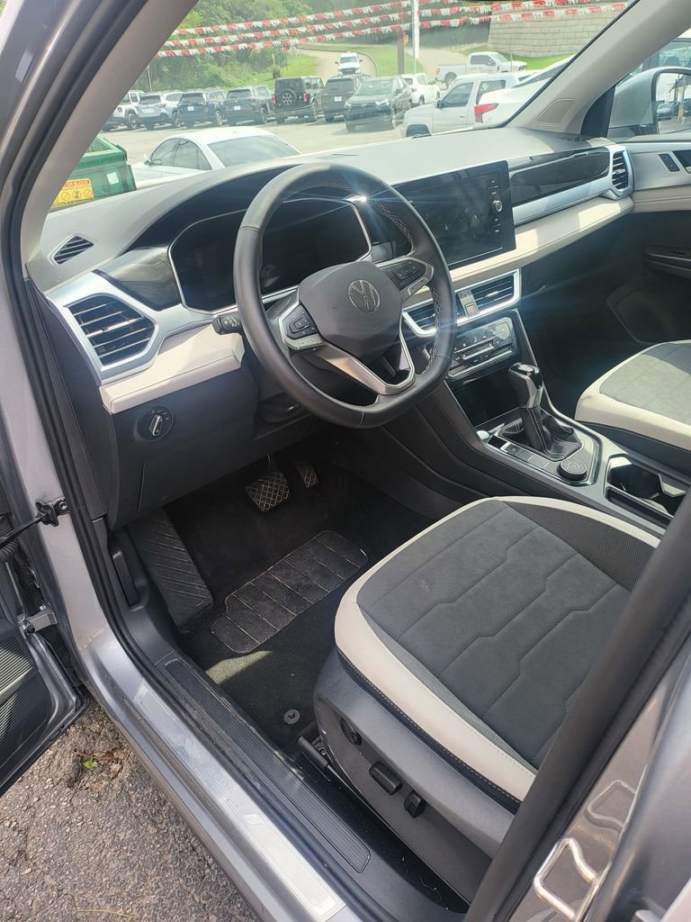 Used 2025 Volkswagen Taos SE AWD/4WD image 6