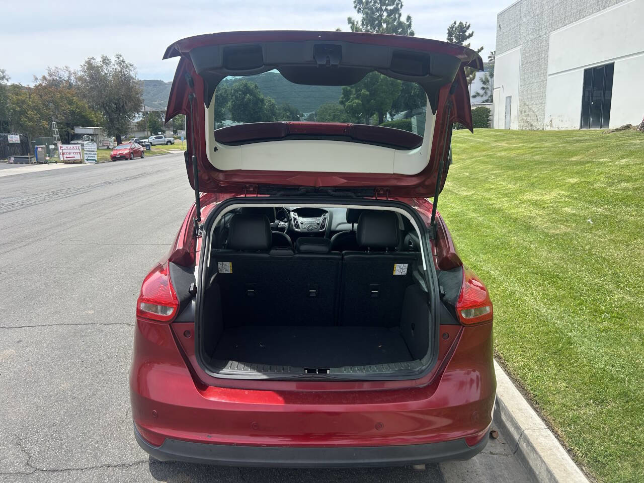 Used 2016 Ford Focus SE w/ Equipment Group 201A FWD image 2