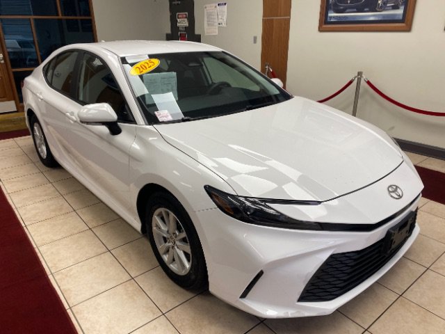 Used 2025 Toyota Camry LE FWD image 5