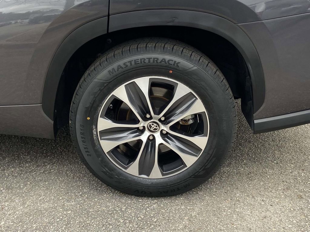 Used 2024 Toyota Highlander XLE image 9