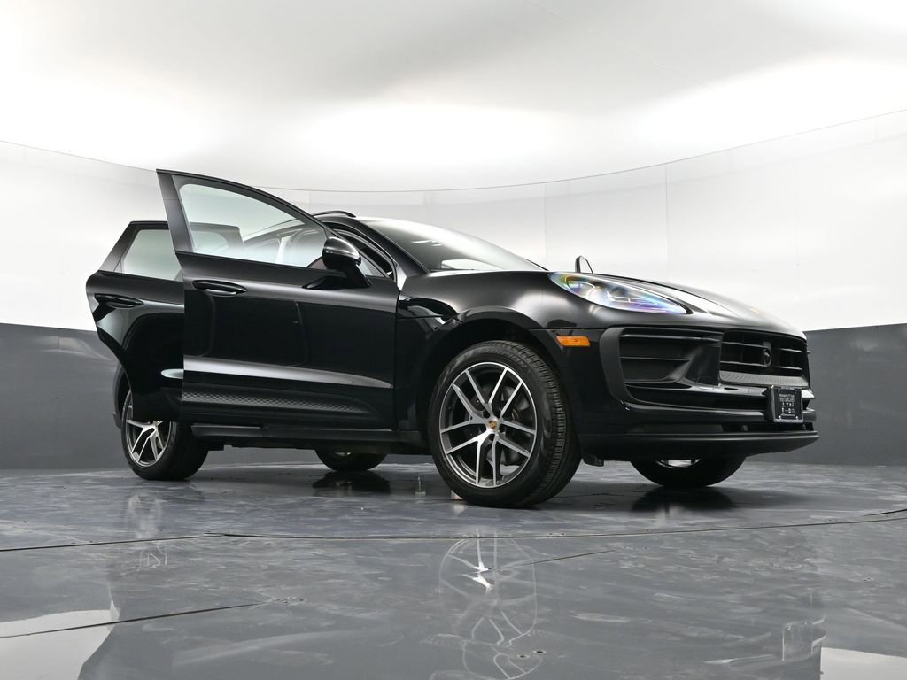 Certified 2025 Porsche Macan image 38