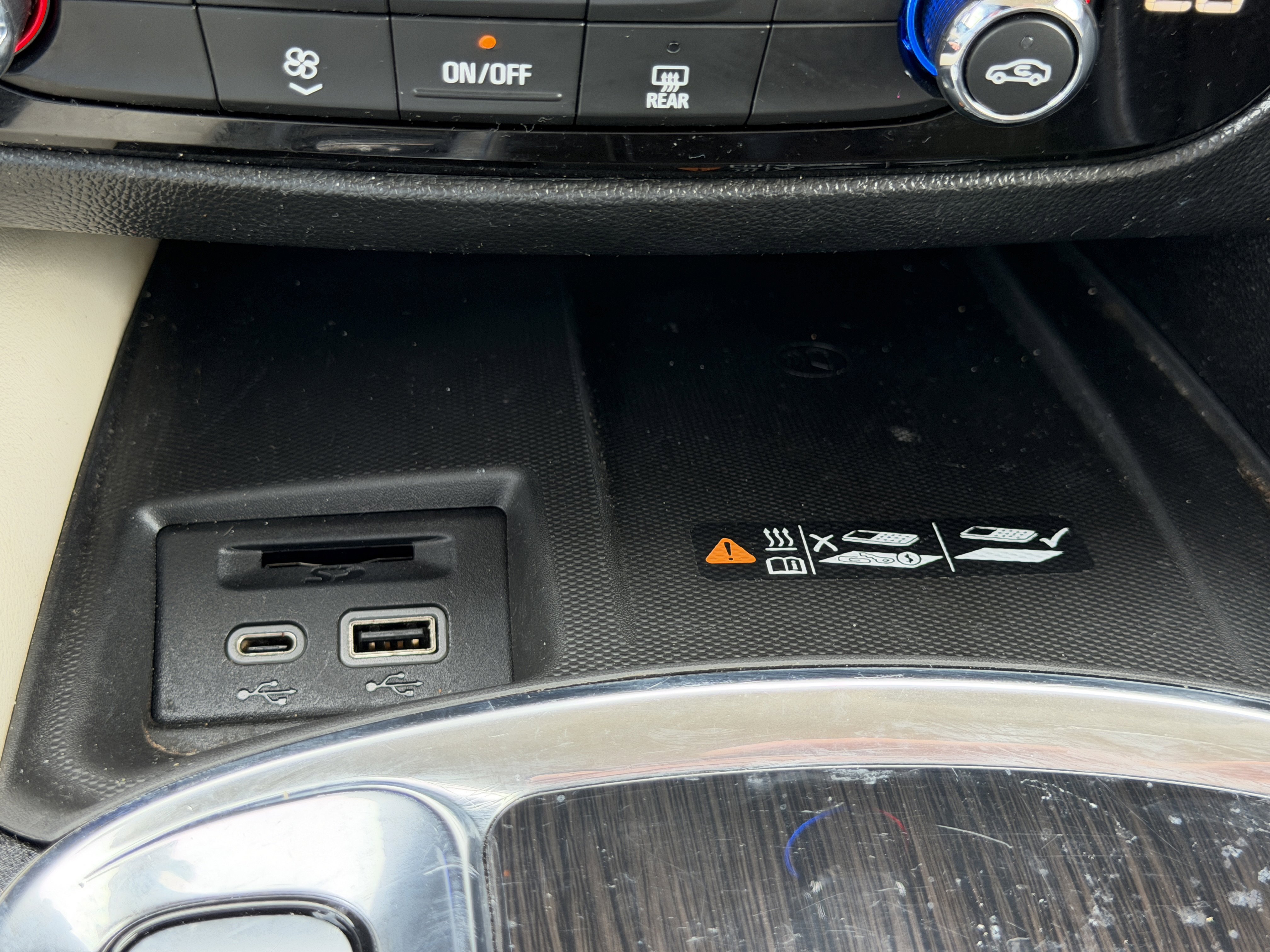 Used 2022 Buick Enclave Essence w/ Sport Touring Edition image 22