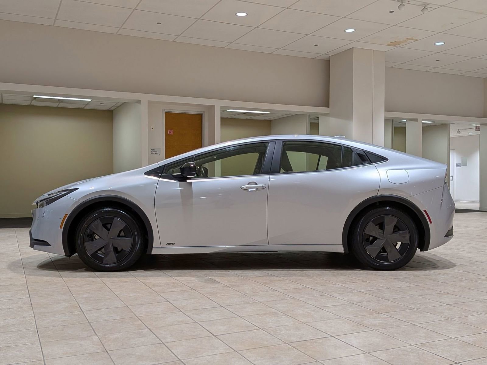 Used 2024 Toyota Prius LE image 4