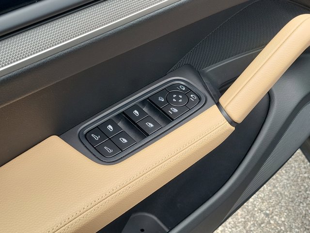 Certified 2025 Porsche Cayenne image 24