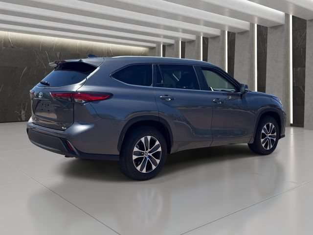 Used 2023 Toyota Highlander XLE FWD image 6