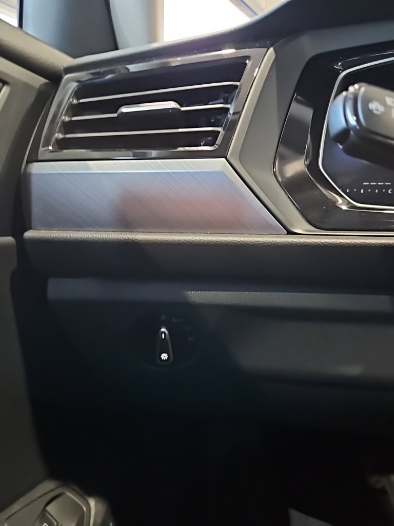 Used 2024 Volkswagen Jetta SE image 32