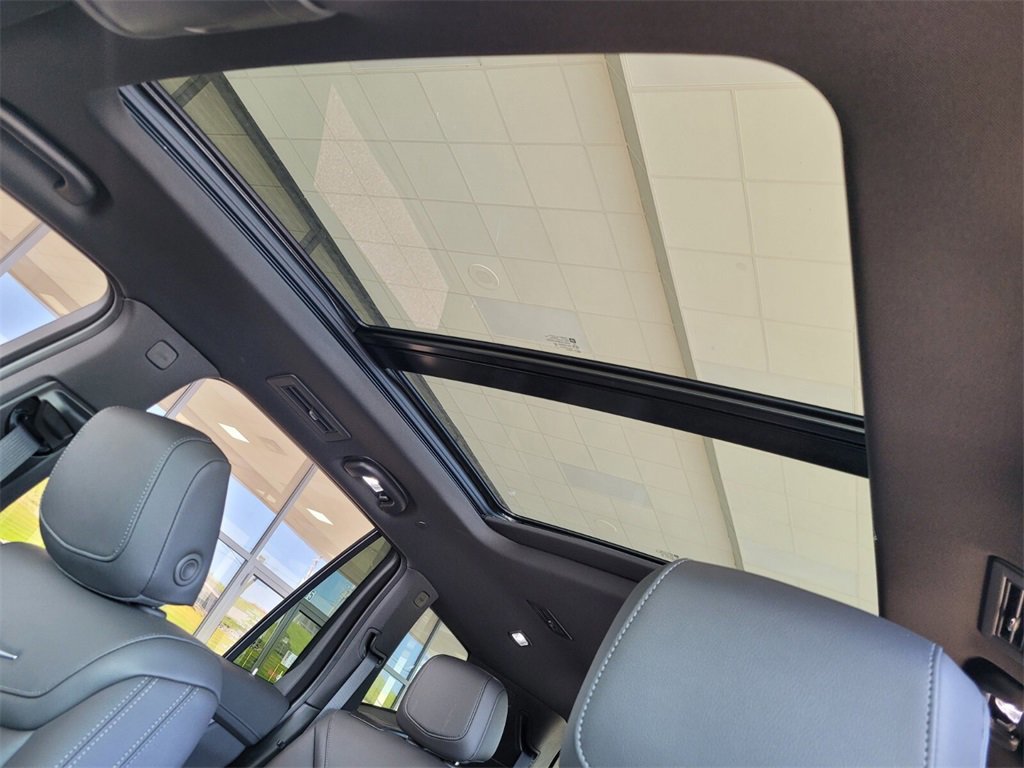 New 2025 Cadillac XT6 Luxury image 11