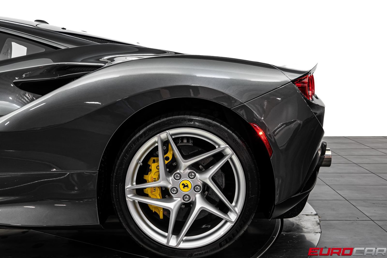 Used 2021 Ferrari F8 Tributo RWD image 18