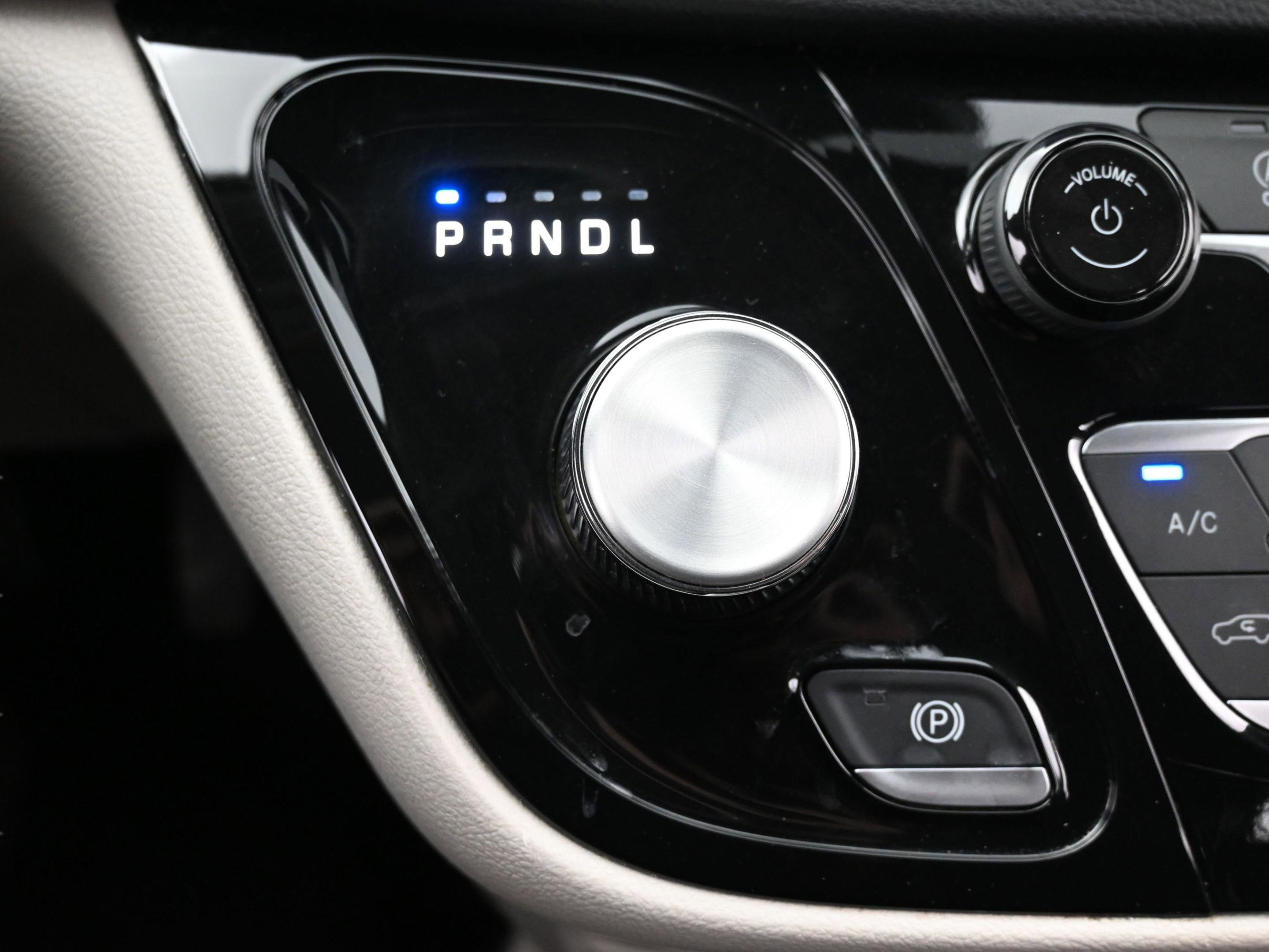 Used 2023 Chrysler Voyager LX image 14