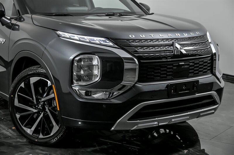New 2025 Mitsubishi Outlander 4WD Plug-In Hybrid image 2