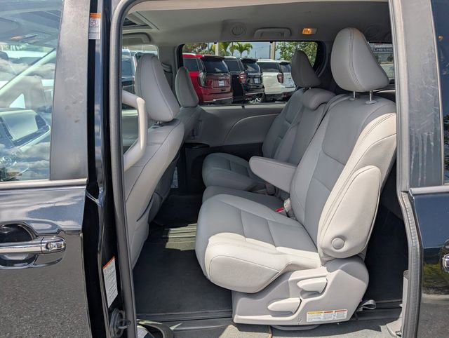 Used 2019 Toyota Sienna XLE w/ XLE Navigation Package FWD image 12
