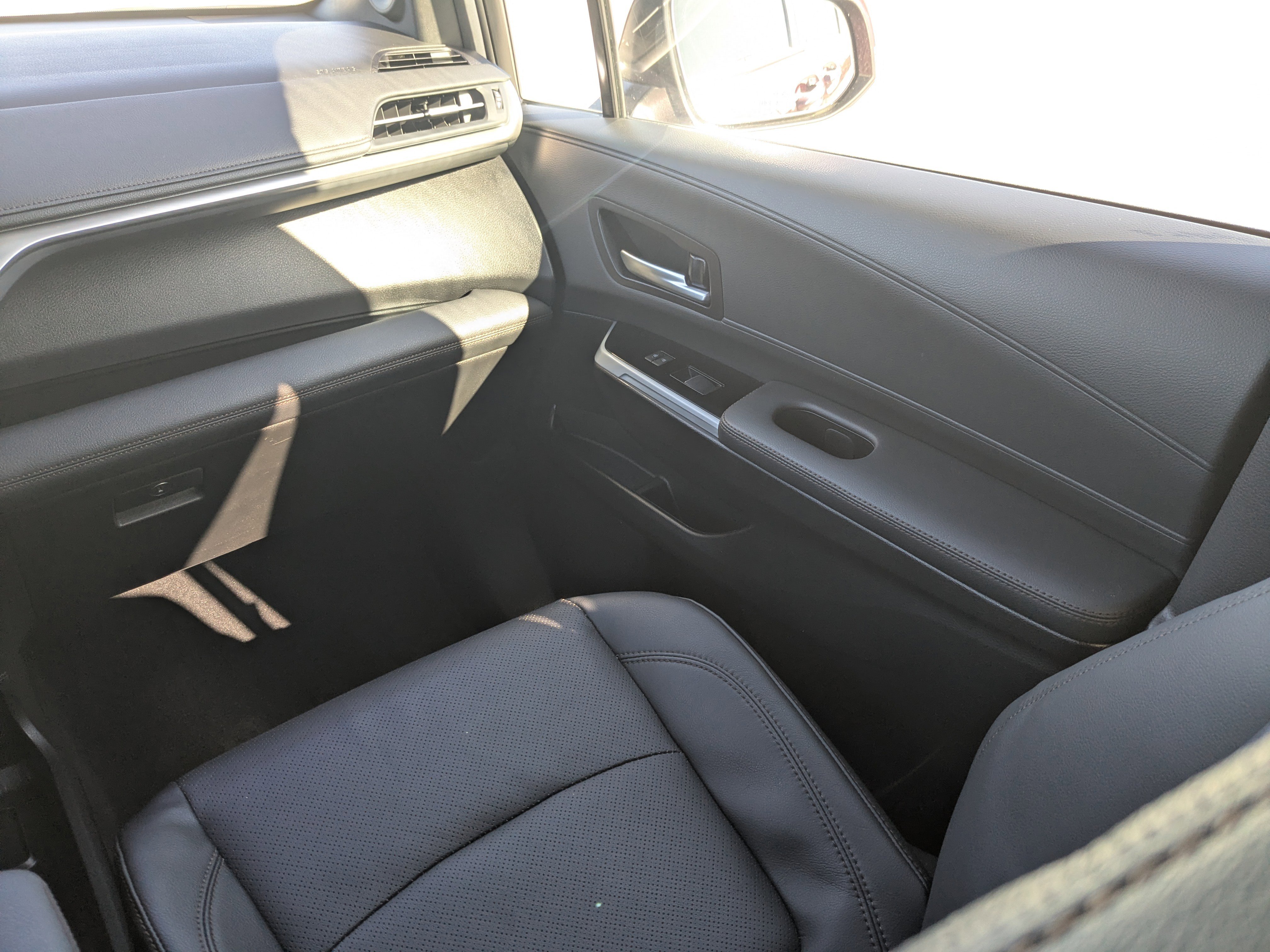 Used 2025 Toyota Sienna Platinum image 27