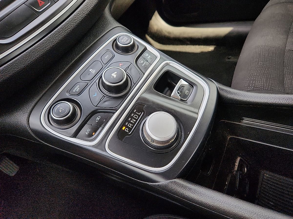 Used 2016 Chrysler 200 Limited image 12