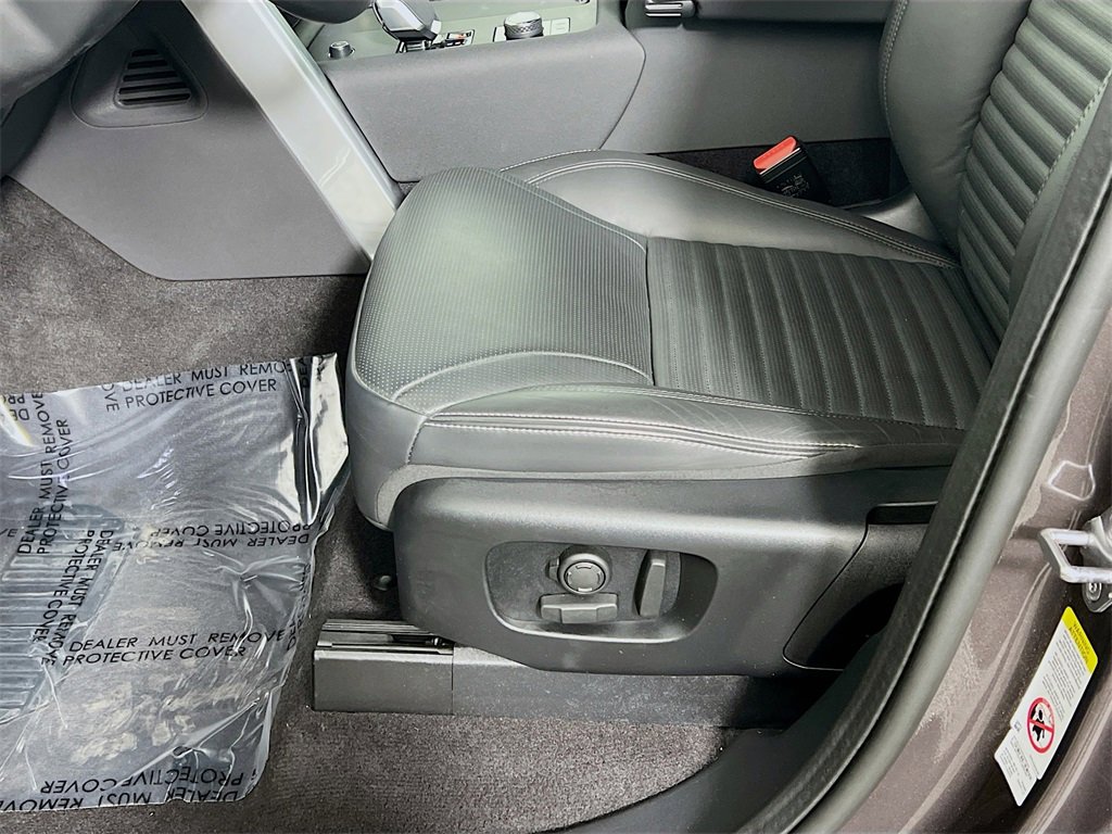 Used 2025 Land Rover Discovery Metropolitan Edition image 20