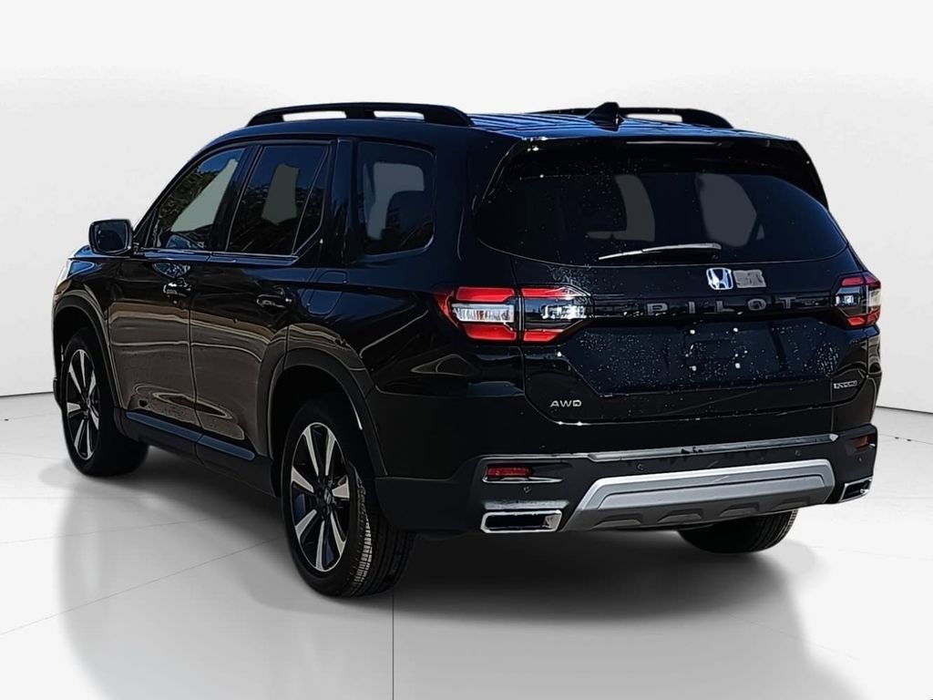 Used 2025 Honda Pilot Touring image 3