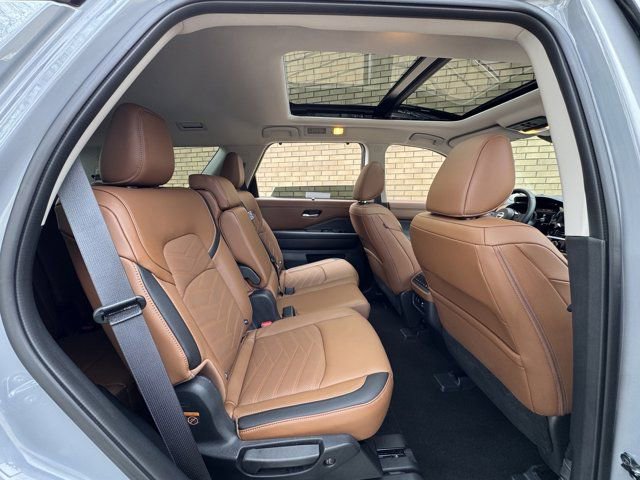 Used 2025 Nissan Pathfinder Platinum w/ Cargo Package image 17