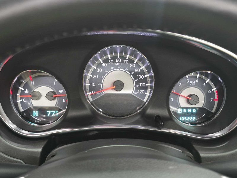 Used 2011 Chrysler 200 Limited FWD image 9