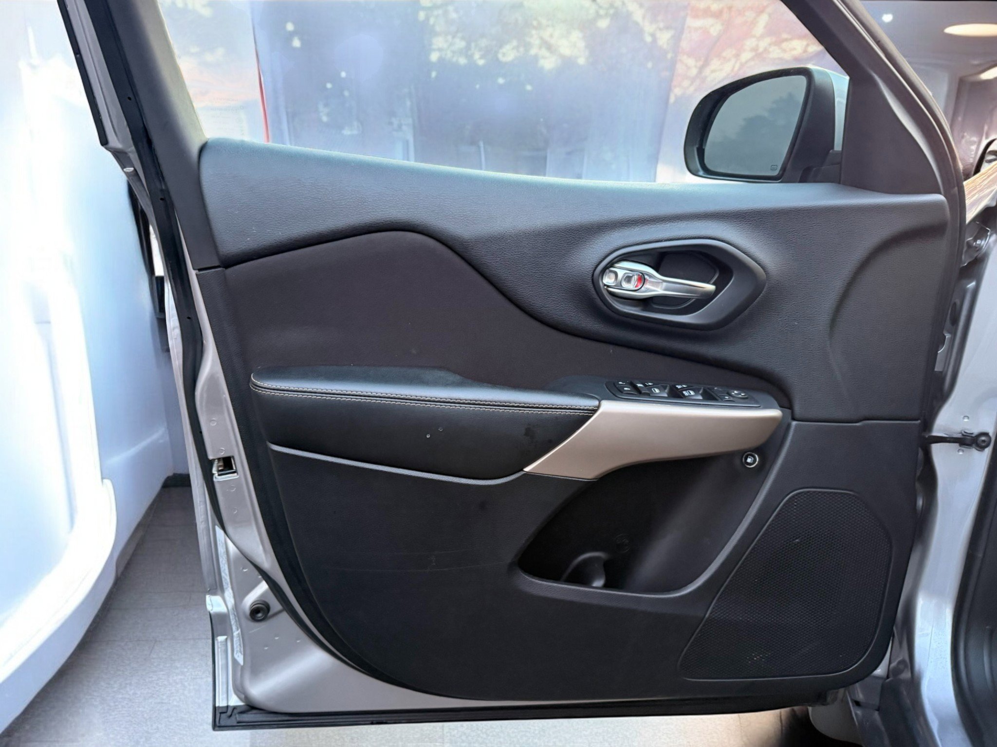 Used 2017 Jeep Cherokee Latitude w/ Cold Weather Group image 21