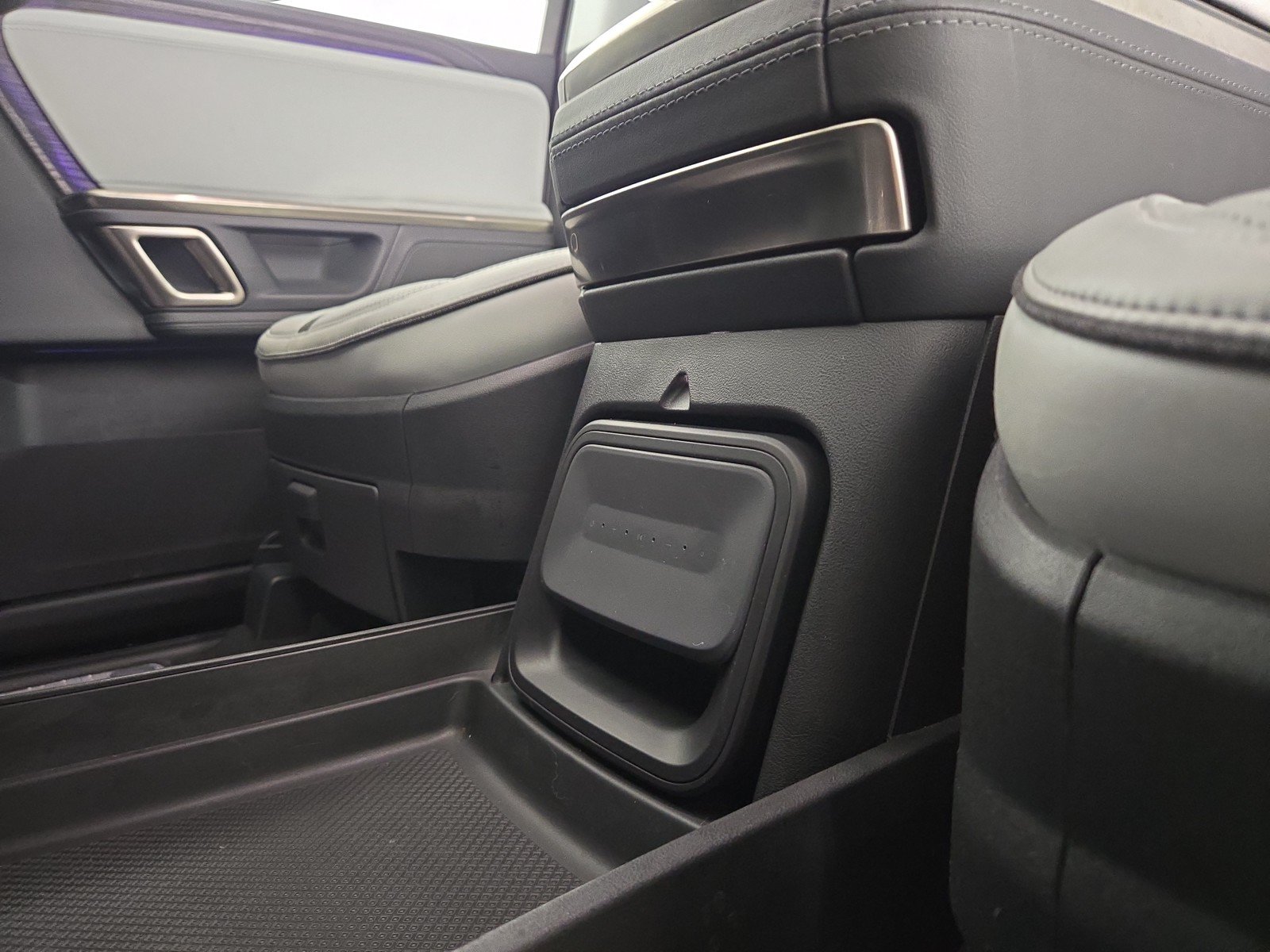 Used 2024 Rivian R1S Adventure AWD/4WD image 33