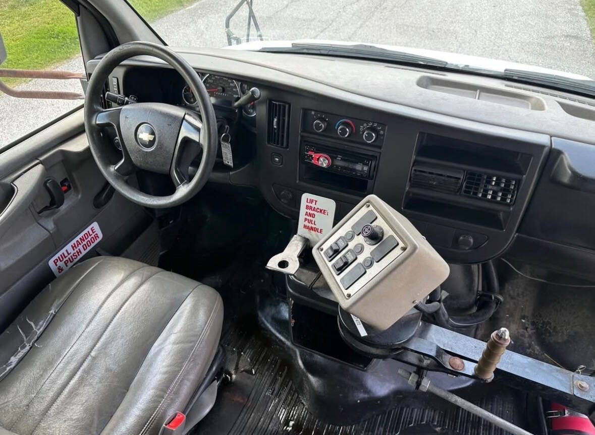 Used 2009 Chevrolet Express 3500 RWD image 10