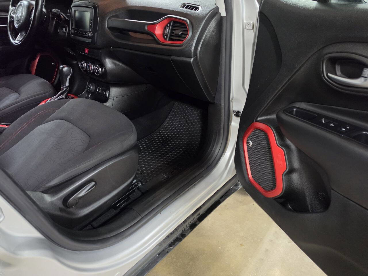 Used 2016 Jeep Renegade Trailhawk AWD/4WD image 16