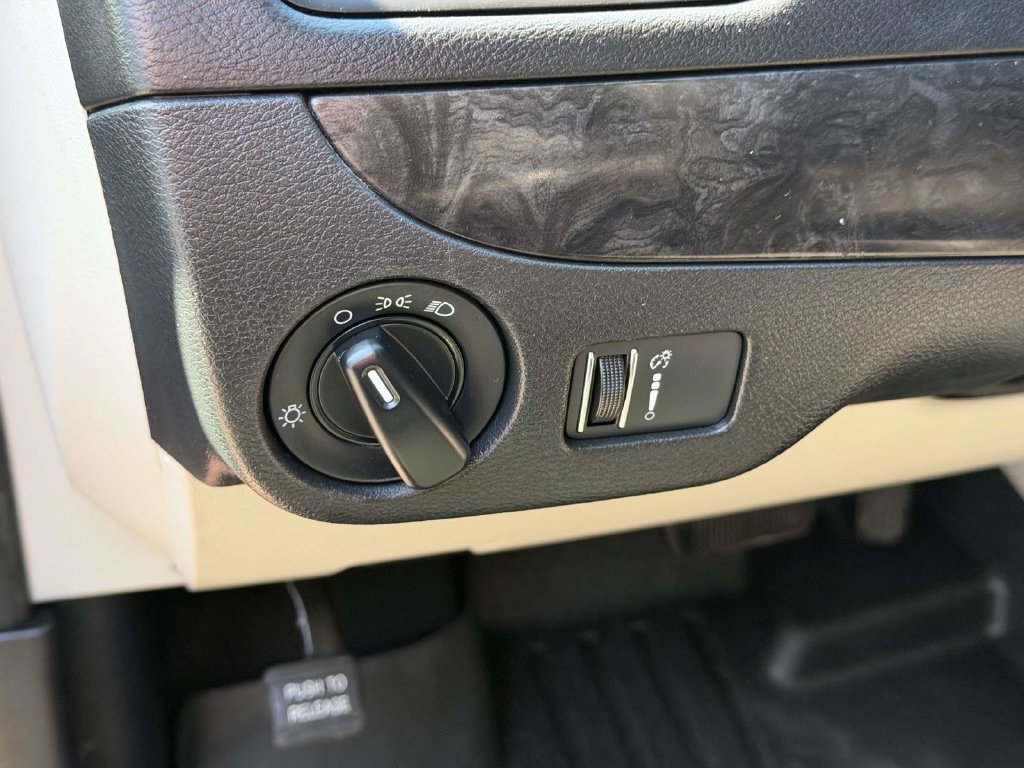 Used 2016 Dodge Grand Caravan SXT w/ UConnect Hands-Free Group FWD image 17