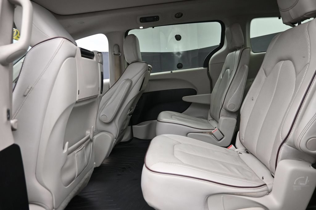 Used 2020 Chrysler Pacifica Limited w/ Tire & Wheel Group FWD image 15