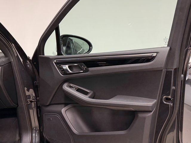 Certified 2025 Porsche Macan AWD/4WD image 36