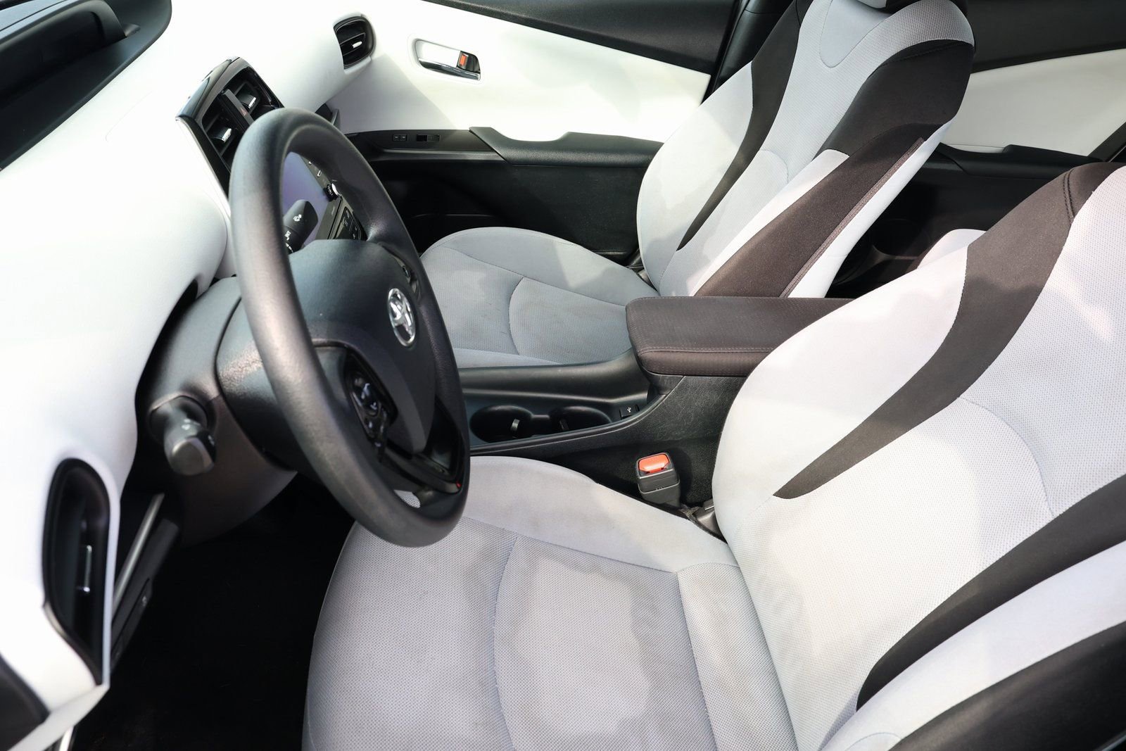 Used 2022 Toyota Prius L Eco image 13