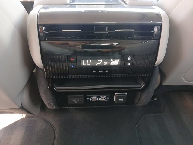 Used 2023 Jeep Wagoneer 4WD w/ Premium Group I image 22