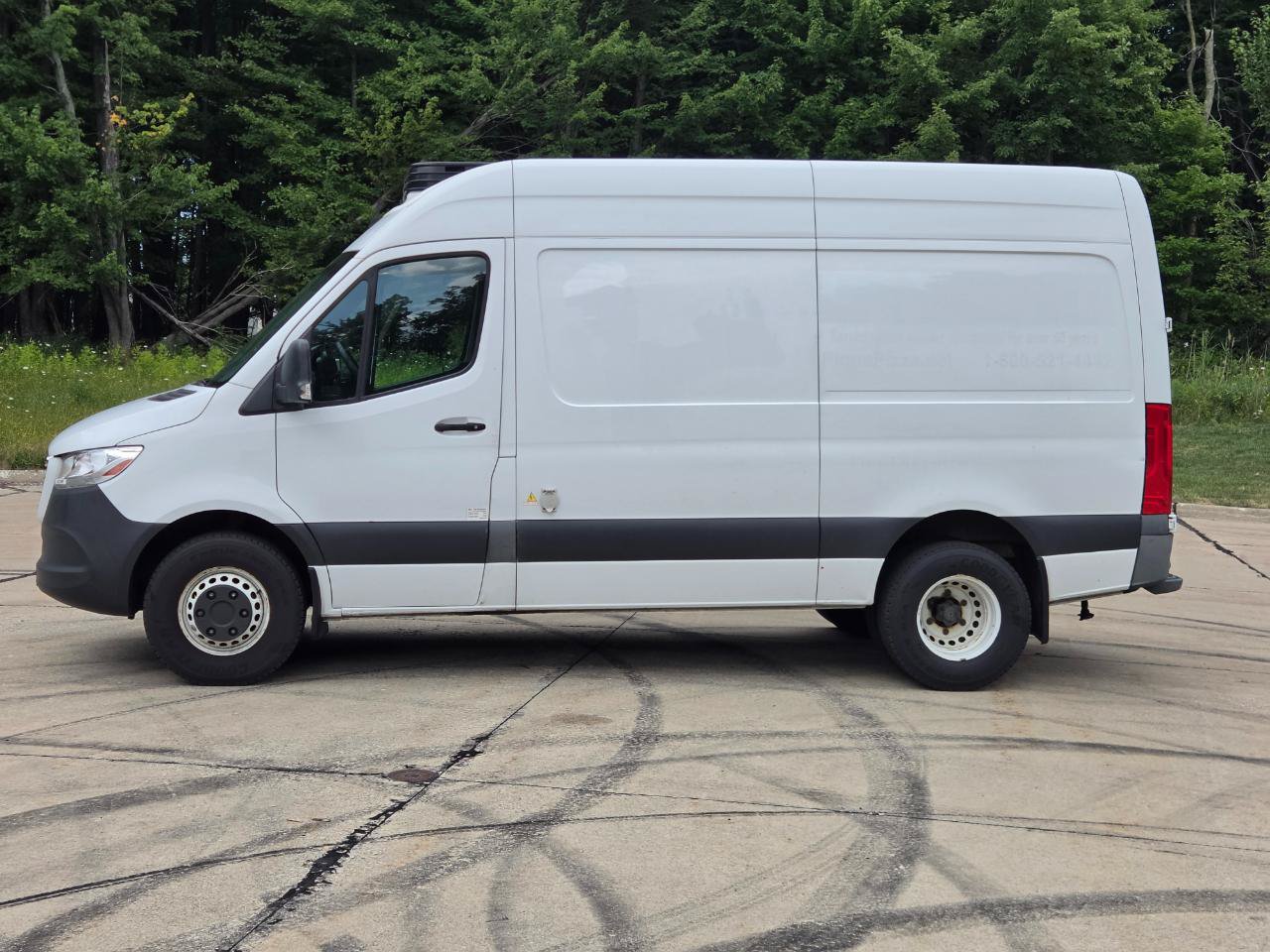 Used 2019 Freightliner Sprinter 144 RWD image 2