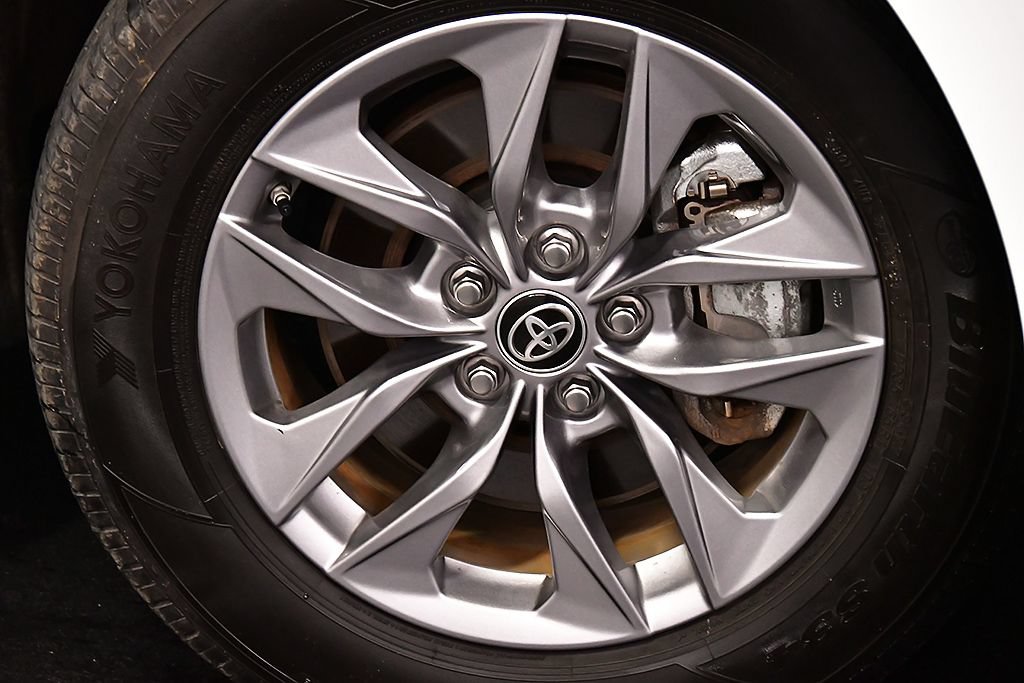 Used 2024 Toyota Sienna LE AWD/4WD image 9