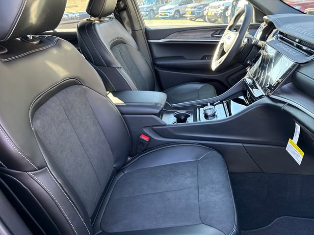 New 2026 Jeep Grand Cherokee Altitude image 9